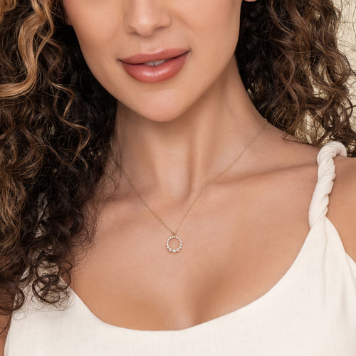 Diamond Graduated Circle Necklace in 14K Yellow Gold